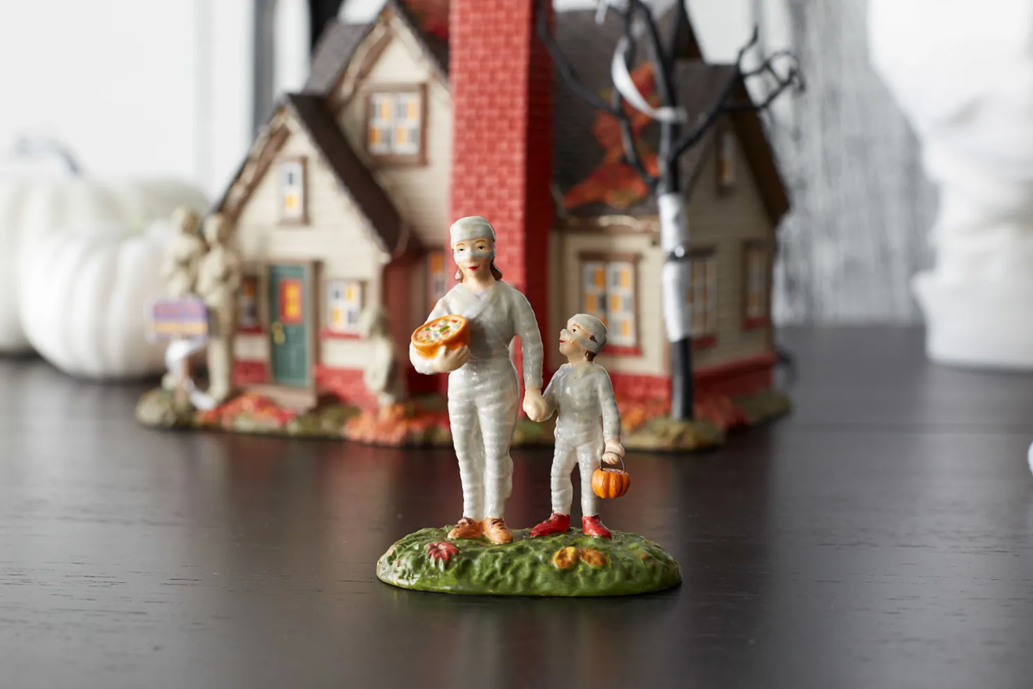 Department 56 Snow Village Halloween Mommy Treats Figure 6007784